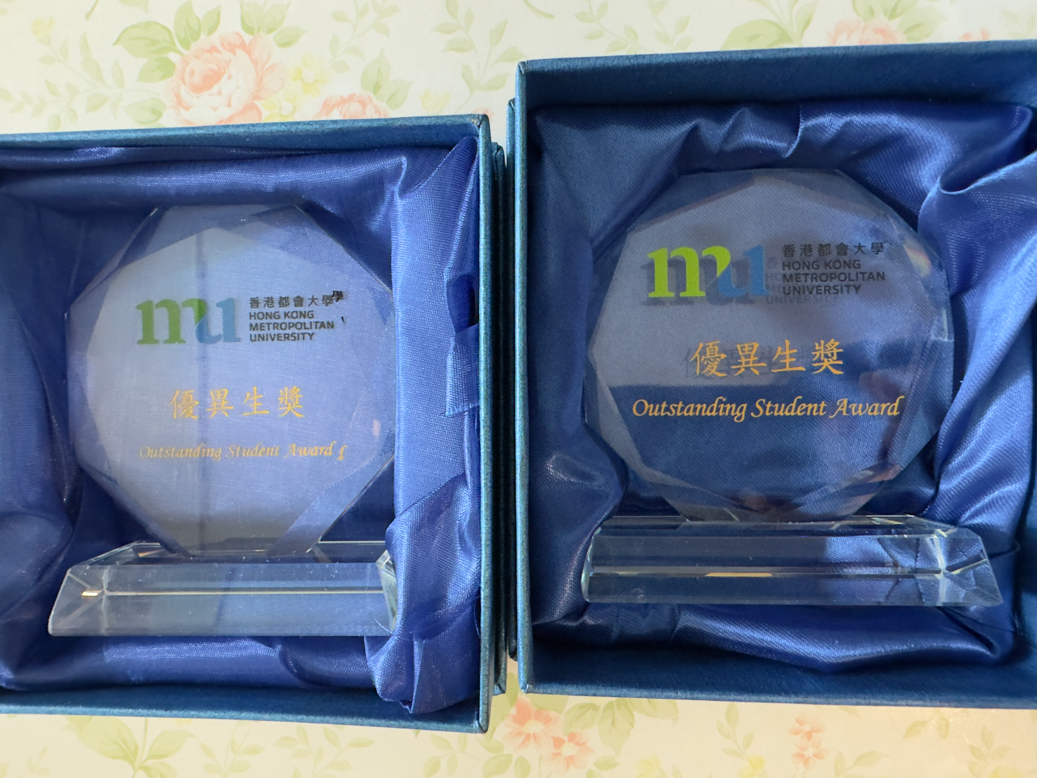 香港都会大学两个 Top Student 奖项水晶奖座