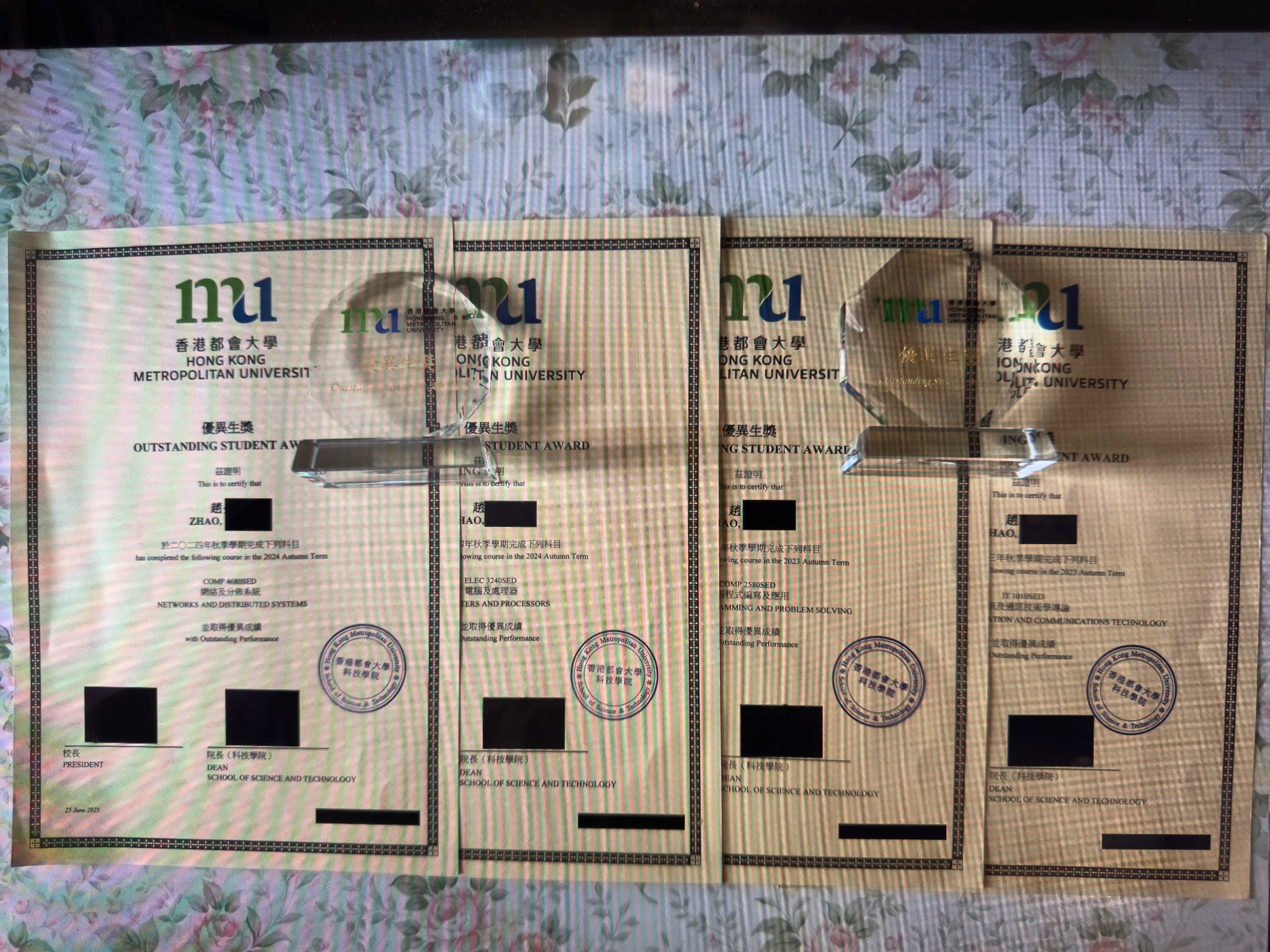 四个 Top Student 奖项证书及水晶奖座合照